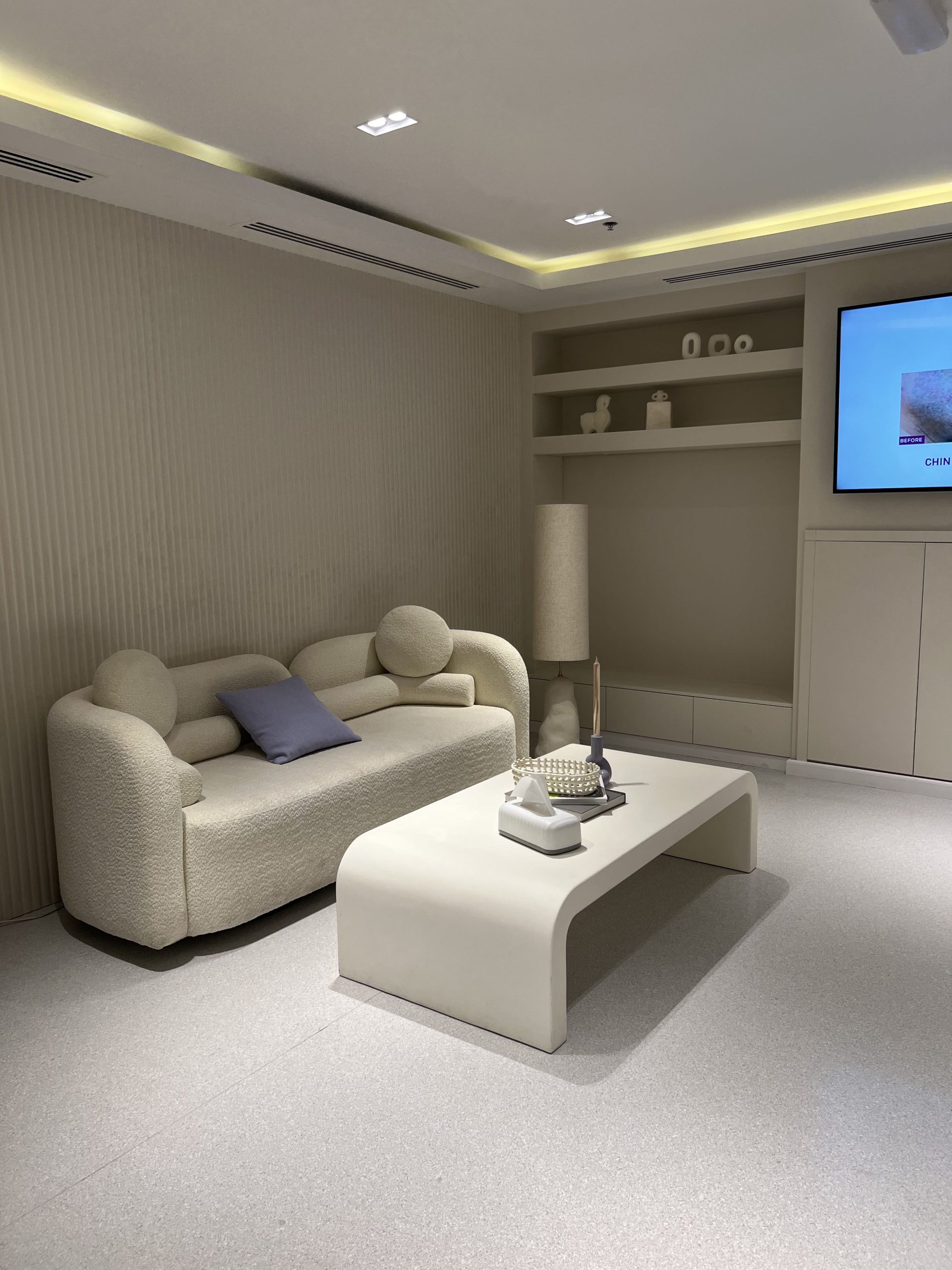 فضای داخلی و پذیرش کلینیک دبی